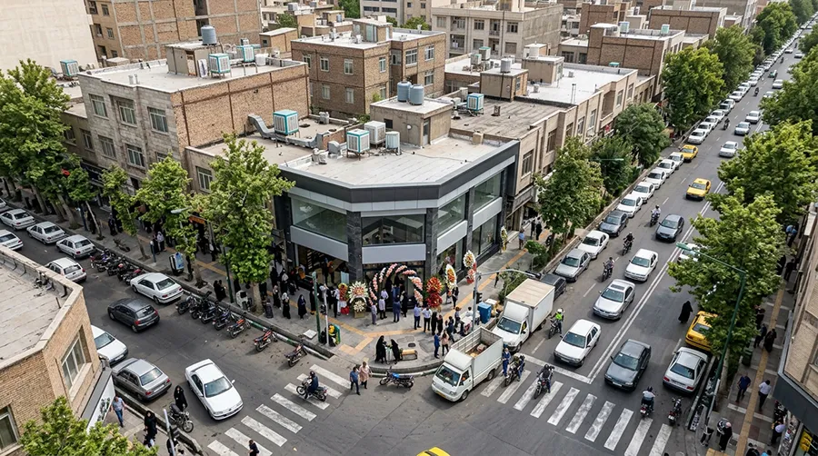 نمای هوایی از یک فروشگاه تجاری پرتردد در نبش خیابان و ورود مشتریان جدید برای توسعه کسب‌وکار 
